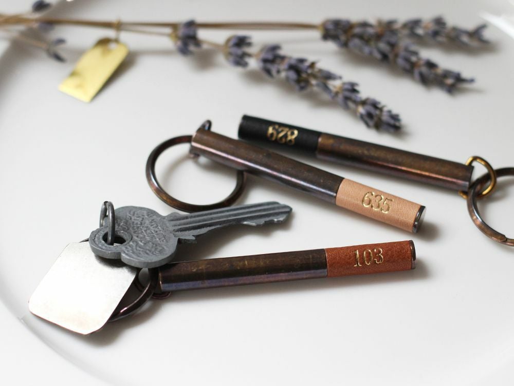 ピクス ブラス ルームナンバー キーホルダー 既製品タイプ 錆 | 家具